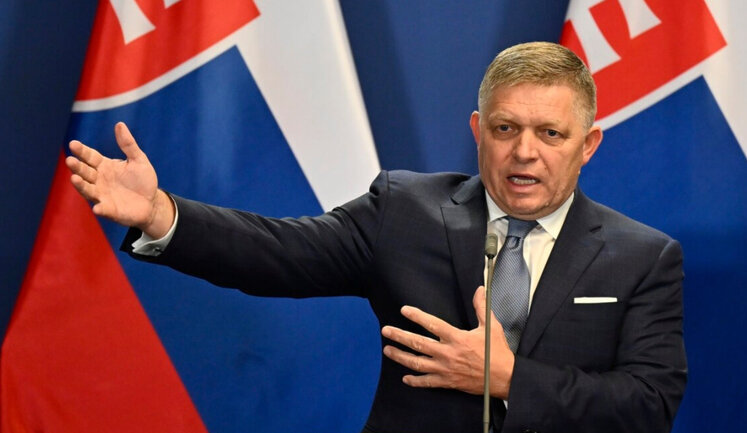 Фицо раскритиковал школьника, который не пожал руку президенту: "Кому-то здесь нужно дать три пощечины"