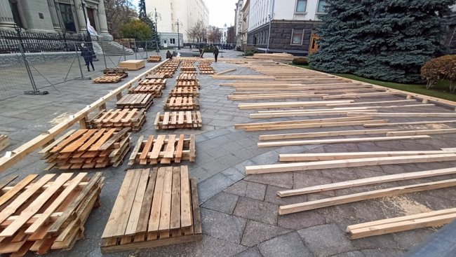 Под Офисом Президента монтируют каток 05