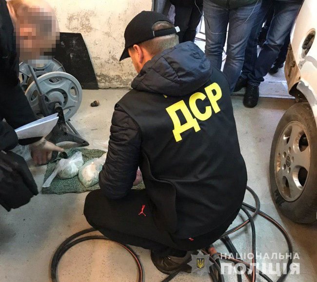 Спецоперація з ліквідації великого наркокартелю відбувається в 6 областях. Вилучено наркотиків на 25 млн грн, - Нацполіція 06