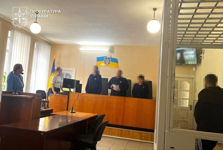 ґвалтував падчерку