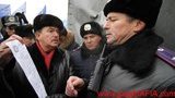 Депутаты отбили "бусик" с аппаратурой у милиции,"Майдан" переехал на Европейскую площадь. ФОТОрепортаж