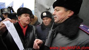 Депутаты отбили "бусик" с аппаратурой у милиции,"Майдан" переехал на Европейскую площадь. ФОТОрепортаж