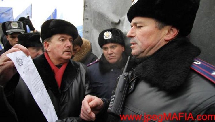 Депутаты отбили "бусик" с аппаратурой у милиции,"Майдан" переехал на Европейскую площадь. ФОТОрепортаж
