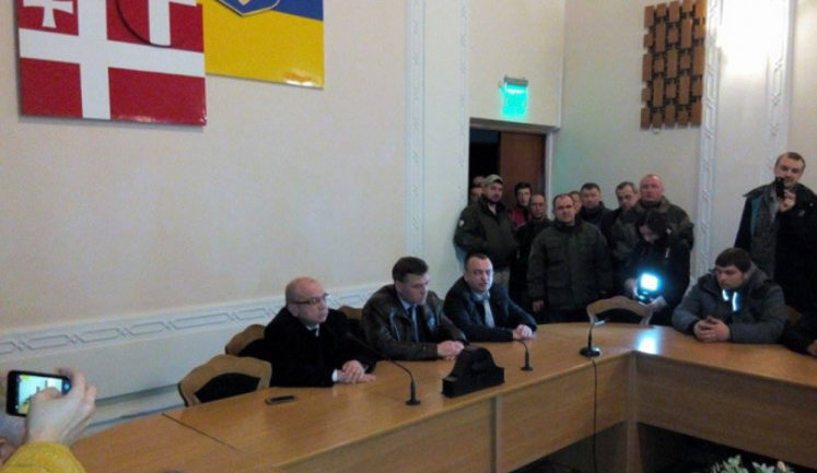 Protesters seek release of detained Donbas blockade participants inside Volyn Regional Council. PHOTOS