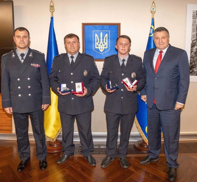 Аваков наградил полицейских, оперативно нашедших похищенного в Коцюбинском младенца 01
