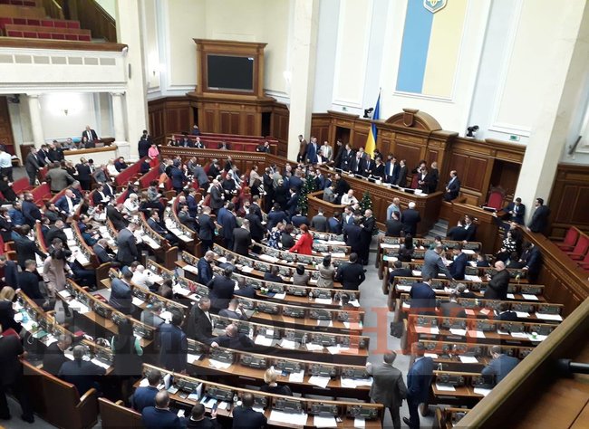Батьківщина заблокувала президію і трибуну ВР 01