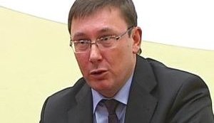 Стреляют все! Луценко во время кризиса готов продать пистолет каждому украинцу