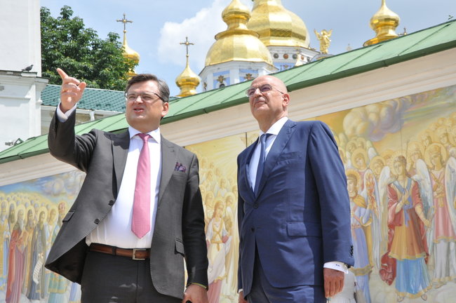 Глава МЗС Греції Дендіас поклав квіти до Стіни памяті полеглих захисників України 20