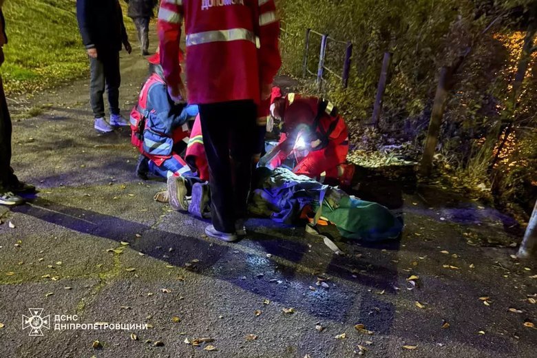 Emergency services rescued a 17-year-old resident of Dnipro who jumped from the Amur Bridge on the evening of 19 October