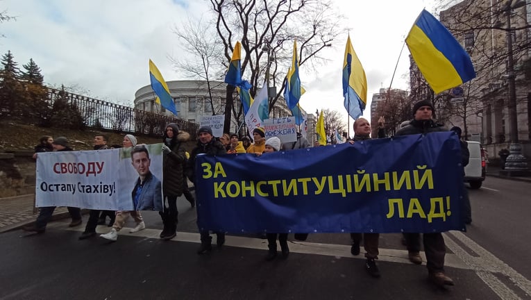 В Києві протестували антивакцинатори: QR-коди на плакатах ведуть на сайт Єдиної Росії 33