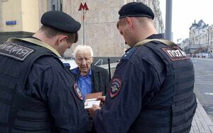 У Москві пасажири автобуса здали поліції пенсіонера, бо почули фразу про ПВК Вагнер.
