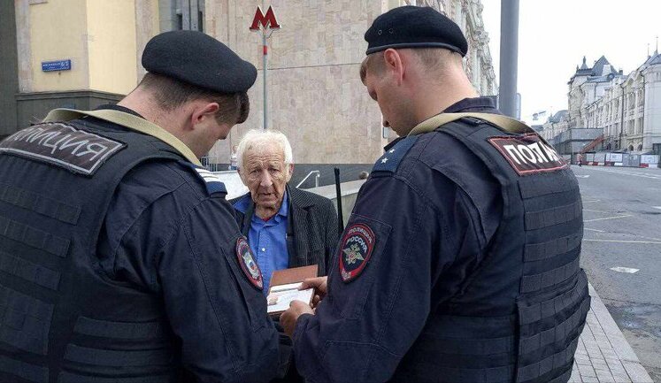 "Now we’ll beat fucking hell out of b#tch": in Moscow, bus passengers beat and then turned 87-year-old pensioner in due to alleged phrase about "Wagnerians". VIDEO