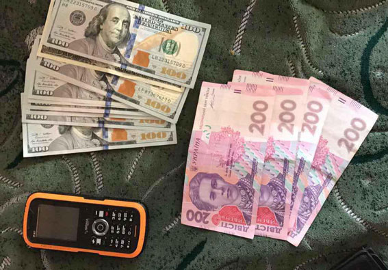 У Рівненській області поліція викрила угруповання, члени якого займалися незаконним видобутком бурштину 09