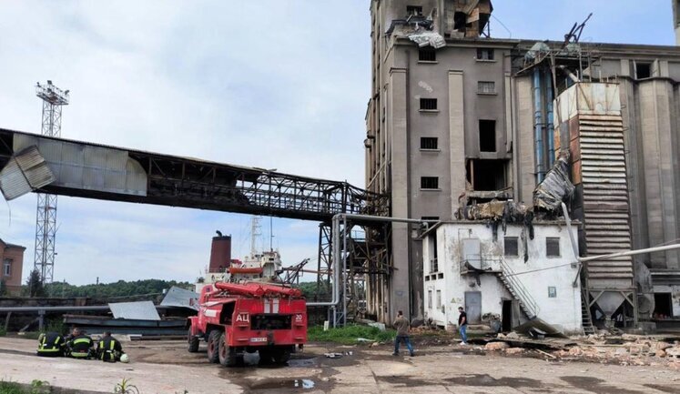 Ночной атакой на Измаил российские оккупанты уничтожили 40 тыс. тонн зерна, - Кубраков. ФОТОрепортаж