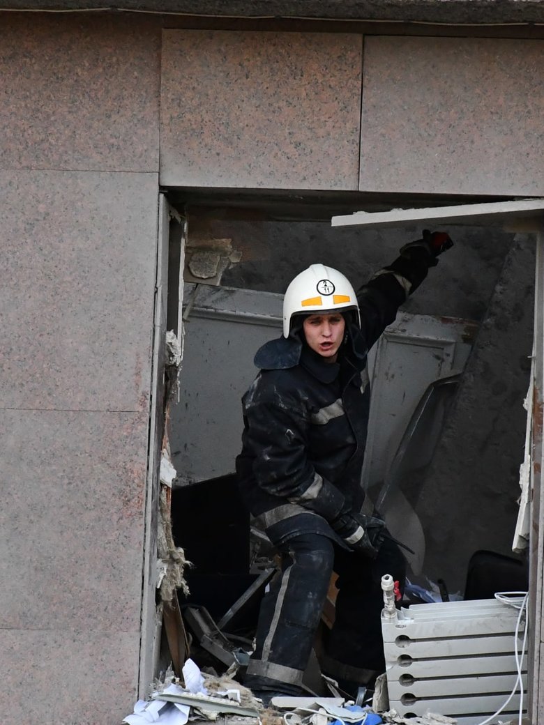 Кількість жертв російського обстрілу будівлі Миколаївської ОДА зросла до 7 осіб, 22 - поранені, - ДСНС 05