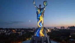 Монумент "Батьківщина-Мати" підсвітили аудіовізуальною артінсталяцією до Дня Незалежності. ФОТОрепортаж