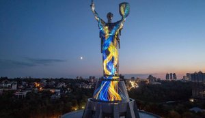 Монумент "Родина-Мать" подсветили аудиовизуальной арт-инсталляцией ко Дню Независимости. ФОТОРЕПОРТАЖ