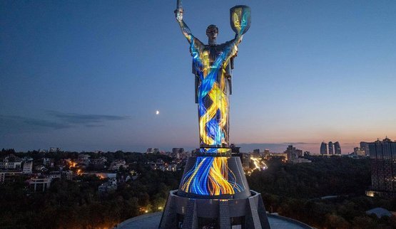 Монумент "Батьківщина-Мати" підсвітили аудіовізуальною артінсталяцією до Дня Незалежності. ФОТОрепортаж