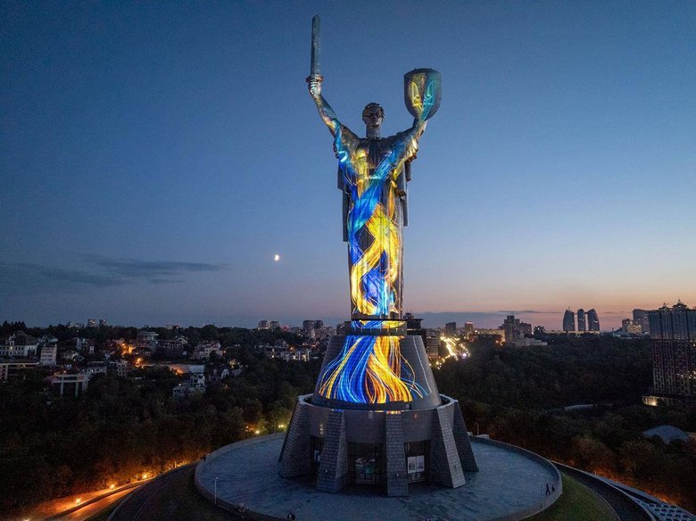 Артінсталяція на монументі Батьківщина-Мати до Дня незалежності