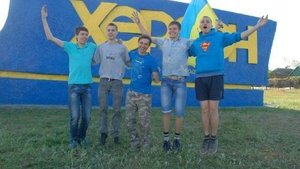 Херсонцы перекрасили стеллу в цвета национального флага Украины. ФОТОрепортаж