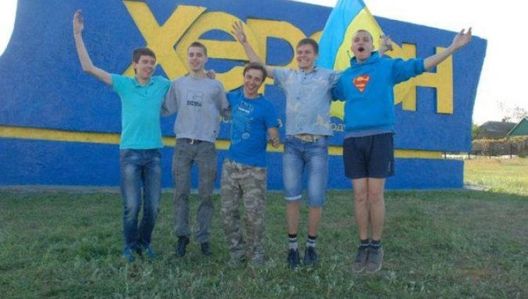 Херсонцы перекрасили стеллу в цвета национального флага Украины. ФОТОрепортаж