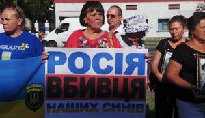 Ilovaisk tragedy anniversary: relatives of fallen servicemen picketing Russian embassy in Kyiv. VIDEO&PHOTOS