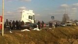 На Закарпатье столкнулись грузовик и "легковушка": двое человек погибло, трое в реанимации. ФОТОрепортаж