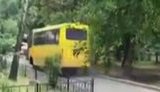 Двоє молодиків викрали маршрутку і каталися Києвом, виконуючи небезпечні маневри: "Що він робить!? Недоумки!" ВIДЕО