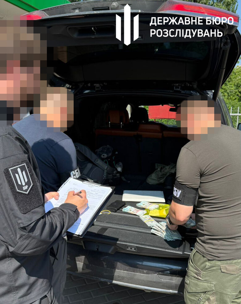 Збитки на 64 мільйони: ДБР викрило корупційну схему закупівлі техніки для армії