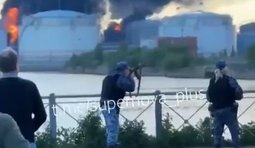 росіянин із автомата стріляє