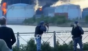 ППО Санкт-Петербурга із автомата намагається збити український дрон над палаючим нафтотерміналом. ВIДЕО