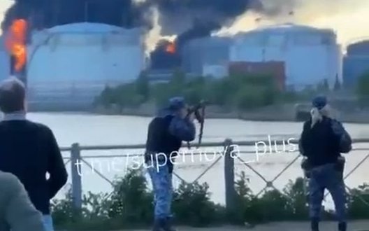ППО Санкт-Петербурга із автомата намагається збити український дрон над палаючим нафтотерміналом. ВIДЕО