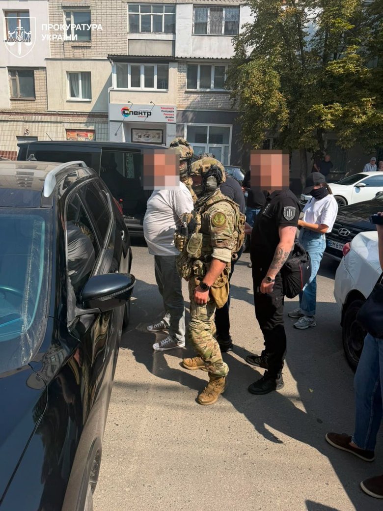 Двох працівників податкової викрили на хабарі