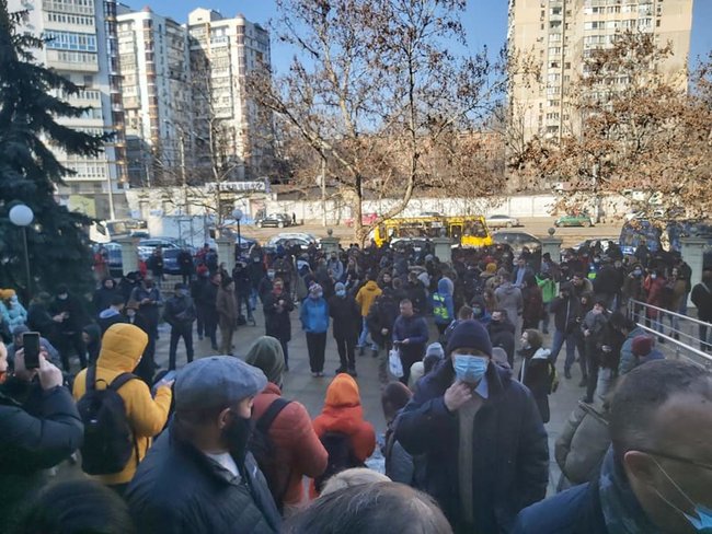 Біля будівлі суду в Одесі зібралися прихильники Стерненка 03
