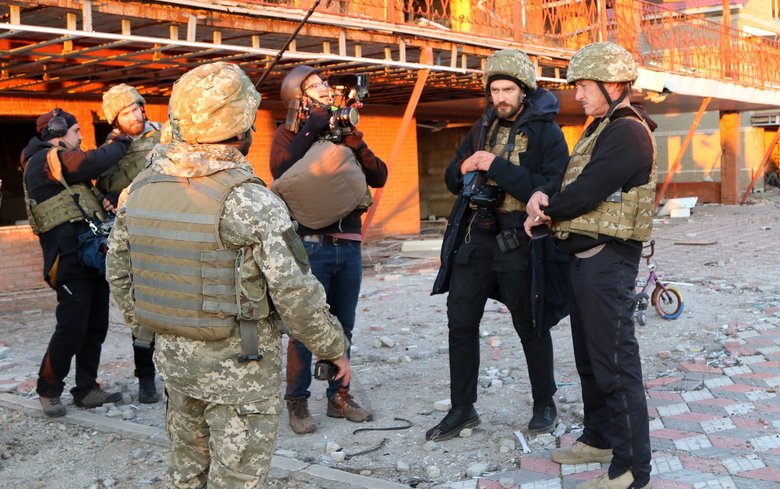 Актор та режисер Шон Пенн, побувавши на Приазовї, побачив наслідки російських обстрілів та планує зняти документальний фільм про Україну, - ООС 11