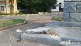 У рідному місті Зеленського у Богдана Хмельницького відпала рука з булавою. ФОТОрепортаж