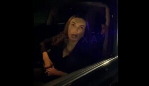 Жена "слуги народа" из Сум Слюсаря оскорбляет полицейского, выписывающего ей штраф за нарушение ПДД: "Ты - п#дарас! Пошел нах#й! Он меня бесит!". ВИДЕО