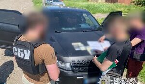 Правоохранители задержали дельцов, продававших фейковые документы через поддельные приложения "Резерв+" и "Дія". ФОТОрепортаж