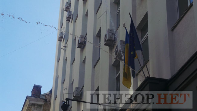 Під час мітингу під ГПУ проти екстрадиції в РФ Тумгоєва сталися сутички: мітингувальники бють вікна, їх у відповідь поливають водою зі шлангів 63