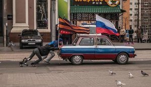 Корявое подобие брейк-данса с автоматом под елкой и под плач ребенка - новогоднее веселье боевиков на Донбассе. ВИДЕО