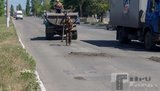 Ремонт дорог по-донбасски: Зеки латают дыры в асфальте грязью. ФОТОрепортаж