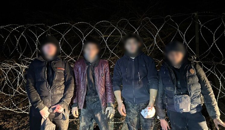 Брудні та подряпані: на Закарпатті затримано шістьох порушників, які намагалися переплисти Тису, - ДПСУ. ВІДЕО+ФОТОрепортаж