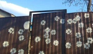 "Ми кулі перетворимо на квіти": жителі Гостомеля оригінально декорують сліди від пострілів на паркані. ФОТО