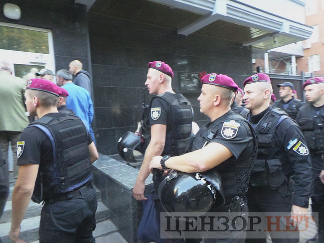 Під час мітингу під ГПУ проти екстрадиції в РФ Тумгоєва сталися сутички: мітингувальники бють вікна, їх у відповідь поливають водою зі шлангів 10