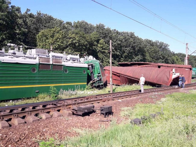 Поїзд зійшов із рейок у Кіровоградській області 04