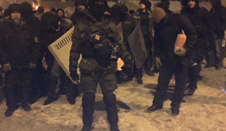 Clashes spark outside Ukrainian parliament as police try to locate Saakashvili in tent camp. VIDEO+PHOTOS