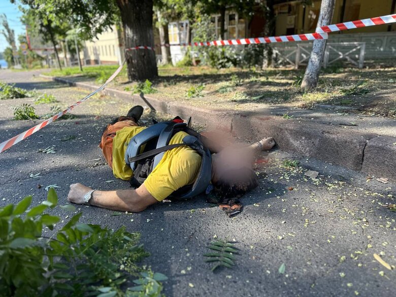 Наслідки ранкового обстрілу Херсона: Загинув 60-річний комунальник, двоє його колег дістали поранення 06