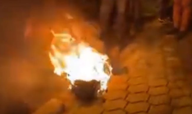 Учасники акції на підтримку Стерненка відібрали в поліції кілька шоломів і спалили їх 02