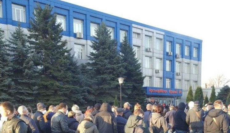 Тисячі жителів Кривого Рогу стоять у черзі за спецперепусткою для проїзду в громадському транспорті. ВІДЕО+ФОТОрепортаж