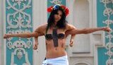 &amp;quot;Изыди!&amp;quot; - Femen распяли одну из активисток в знак протеста против антиукраинского Патриарха Кирилла. ФОТОрепортаж.